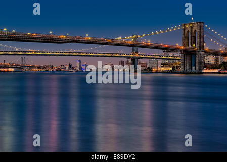 Abends Blick auf New York Citys berühmten Brooklyn, Manhattan und Williamsburg Brücken. Stockfoto