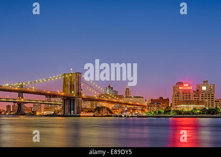 Die Brooklyn Bridge, Dumbo, Brooklyn Bridge Park und die Wachtturm-Gebäude in der Dämmerung. Wie aus South Street Seaport in Lower Manhattan, New York City gesehen. Stockfoto