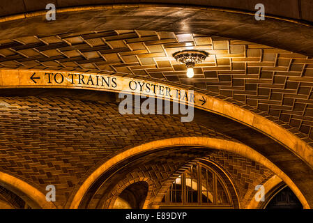 Die Oyster Bar und Restaurant außen zeigt die Guastavino Fliesen. Guastavino Fliese ist die "Tile Arch System" in den Vereinigten Staaten patentierte 1885 von Valencia (Spanisch) Architekt und Erbauer Rafael Guastavino. Guastavino Voltigieren ist eine Technik für den Aufbau von stabilen, selbsttragenden Bögen und architektonischen Gewölbe mit Verriegelung Terracotta-Fliesen und Schichten von Mörtel eine dünne Haut zu bilden, mit den Fliesen nach der Kurve des Daches. Wahrzeichen der Oyster Bar in der unteren Ebene von der Grand Central Station in Midtown Manhattan, New York City, New York. Stockfoto