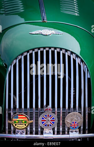 Morgan Plus 8 britische Oldtimer Motorhaube und Grill Nahaufnahme. Stockfoto