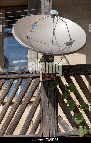 Satellitenschüssel auf dem tschechischen Dorf Stockfoto