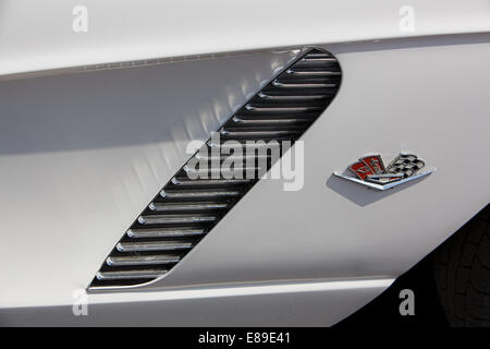 1962 Chevy Corvette - Schließen Sie auf der Außenseite und Emblem der antiken Klassiker. Stockfoto