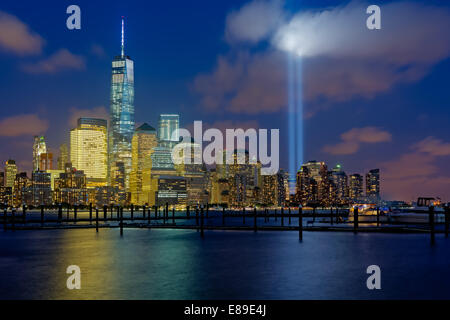 One World Trade Center, die gemeinhin als der Freedom Tower mit den zwei Lichtstrahlen beim 911 Tribut Stockfoto