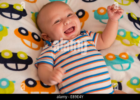 Happy 3 Monate alten Baby Boy glücklich in seinem Laufstall Stockfoto