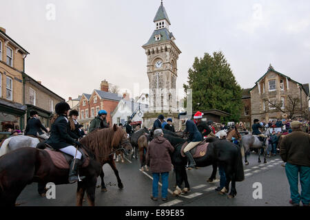 Uhrturm Hay on Wye mit Boxing Day Jagd treffen Stockfoto