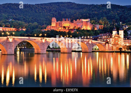 Deutschland: Nächtlicher Blick auf die mittelalterliche Brücke und Schloss in Heidelberg am Fluss Neckar Stockfoto