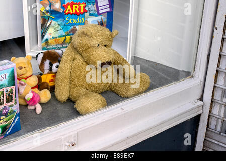 Eine sehr traurig aussehende tragen mit ein paar Freunden im Fenster ein Charity-Shop in Edinburgh. Stockfoto