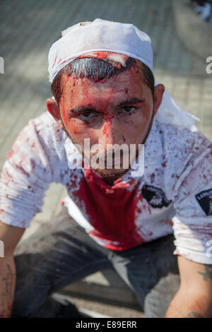 Ein Mann in seinem eigenen Blut in Nabatieh, Libanon, während Ashura Day, an dem schiitischen Muslime den Tod von Imam Husayn trauern abgedeckt. Stockfoto