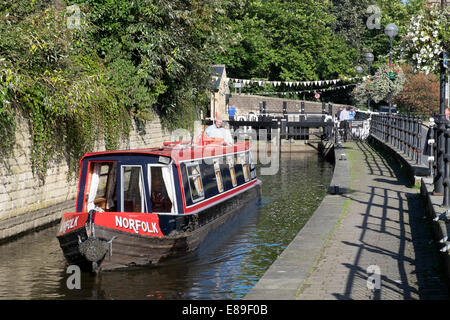 Narrowboat verlassen Tuel Lane Sperre auf die Rochdale Kanal, Sowerby Bridge, West Yorkshire Stockfoto