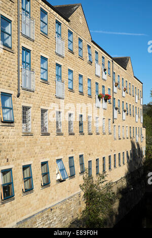 Mühle neben dem Fluß Calder, umgebaut zu Wohnungen, Sowerby Bridge, West Yorkshire Stockfoto