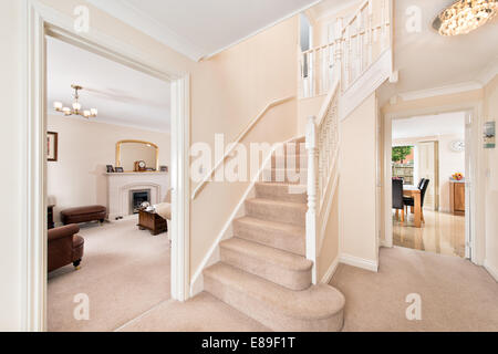 Ein ordentlich Eingang, Flur & Treppe in eine typische moderne UK home Stockfoto
