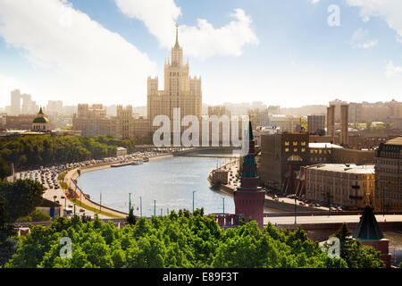 Schöne Aussicht auf Kotelnicheskaya Damm Stockfoto