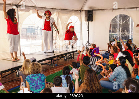 Miami Florida, Miami-Dade Public Library, jährliches internationales Art of Storytelling Family Festival, freie schwarze Frauen, sprechen, Mikrofon, Urlaub Stockfoto