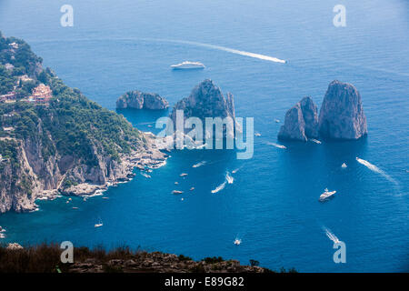 Die Faraglioni, drei hoch aufragenden Felsformationen, die aus dem Mittelmeerraum unweit der Insel Capri ragen ist Süd-Ost Stockfoto