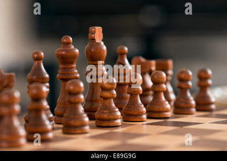 Holz Schachfiguren vor sich, flächendeckend Spiele während eines Spiels Stockfoto