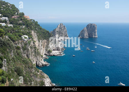 Die Faraglioni, drei hoch aufragenden Felsformationen, die aus dem Mittelmeerraum unweit der Insel Capri ragen ist Süd-Ost Stockfoto