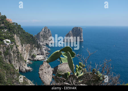 Faraglioni, drei hoch aufragenden Felsformationen aus der Insel Capri ist Mittelmeer Südostküste Stockfoto