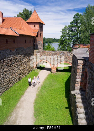 Blick auf einen Teil der Umfassungsmauer Trakai Burg, einer der berühmtesten historischen Sehenswürdigkeiten Litauens. Trakų Istorinis nacion Stockfoto