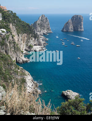 Die Faraglioni, drei hoch aufragenden Felsformationen aus der Insel Capri ist Süd-Ost Stockfoto