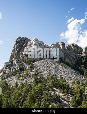 Mount Rushmore National Memorial der Köpfe von vier US-Präsidenten gesehen von der Zufahrtsstraße Stockfoto