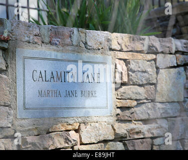 Das Grab Marker von Calamity Jane in der Nähe des Grabes von Wild Bill Hickok auf Einfassung Moriah Cemetery in Deadwood, S. Dakota USA Stockfoto