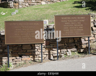 Beschreibung Bretter vor den Gräbern von Wild Bill Hickok und Calamity Jane am Mount Moriah Cemetery, Deadwood, S. Dakota Stockfoto