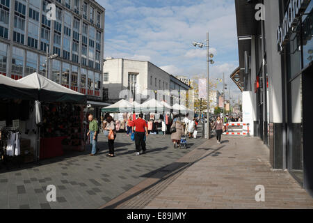 Shopper on the Moor in Sheffield England, mit Marktständen im Freien. Stockfoto