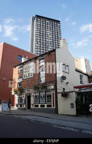 Das Red Lion Pub in der Charles Street, Sheffield Stadtzentrum, City Lofts Turm hinter Stockfoto