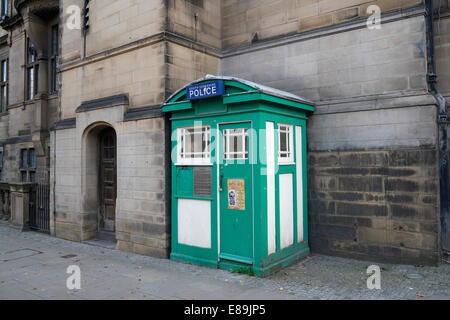 Police Box neben dem Sheffield Town Hall in der Surrey Street im Stadtzentrum von Sheffield, England, das unter Denkmalschutz steht Stockfoto