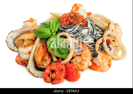 Schwarze Nudeln mit Meeresfrüchten und Basilikum Stockfoto