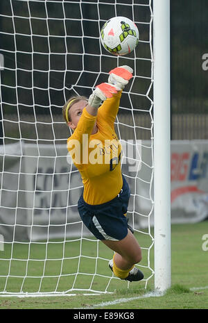 Washington, DC, USA. 2. Oktober 2014. Butler Torwart Jayne Heinrich (00) blockt den Schuß gegen Georgetown in der ersten Hälfte in Shaw Field in Washington. Georgetown besiegte Butler, 4: 2. Bildnachweis: Chuck Myers/ZUMA Draht/Alamy Live-Nachrichten Stockfoto