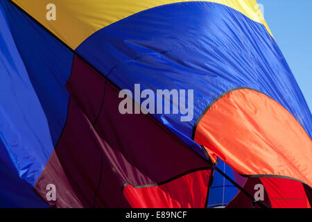 Nahaufnahme der teilweise aufgeblasenen Haube ein Regenbogen farbige Heißluft-Ballon Stockfoto