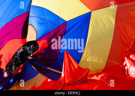 Innenansicht von einem teilweise aufgeblasenen Ballon Baldachin wird für die Lagerung reduziert Stockfoto