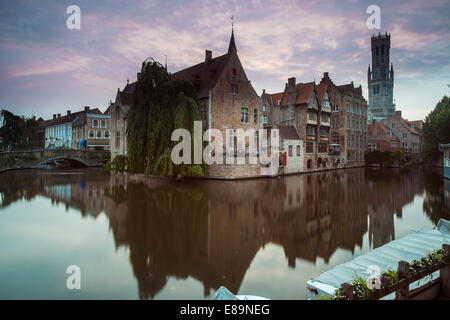 Belfried von Brügge am Abend von den Dijver Kanal gesehen Stockfoto