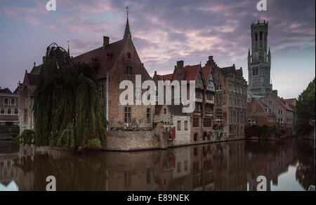 Belfried von Brügge am Abend von den Dijver Kanal gesehen Stockfoto