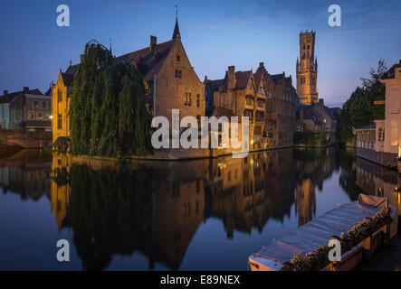 Belfried von Brügge am Abend von den Dijver Kanal gesehen Stockfoto