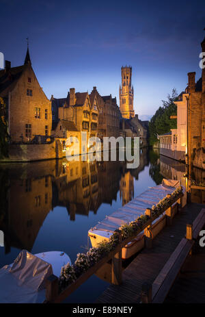 Belfried von Brügge am Abend von den Dijver Kanal gesehen Stockfoto