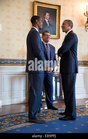 Präsident Barack Obama spricht mit Kevin Ollie, UConn Huskies Herren Basketball-Trainer, links, und Geno Auriemma, Huskies Frauen-Basketball-Trainer, im Blue Room des weißen Hauses vor einer Veranstaltung zu Ehren der NCAA Champion University of Connecticut-Männer Stockfoto