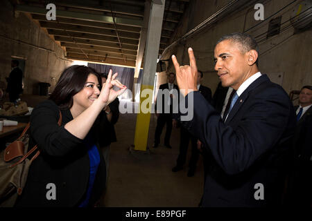 Präsident Barack Obama Chefsekretärin Ferial Govashiri zeigt ihm, wie die Zeichen der Ameisenbär, Maskottchen von der University of California, Irvine, vor dem Beginn der UCI im Engel Stadium in Anaheim, Kalifornien, Samstag, 14. Juni 2014 zu machen Stockfoto