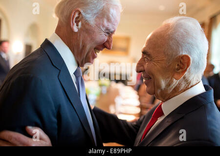 Vize-Präsident Joe Biden begrüßt Präsident Shimon Peres Israels vor dem Mittagessen in der Cabinet Room des weißen Hauses, 25. Juni 2014. Stockfoto