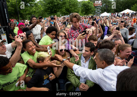 Präsident Barack Obama begrüßt Zuschauer nach liefern Hinweise auf die Wirtschaft am See Harriet Bandshell in Minneapolis, Minnesota, 27. Juni 2014. Stockfoto