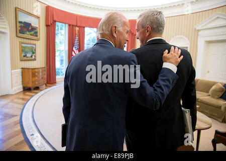 Vize-Präsident Joe Biden spricht mit Stabschef Denis McDonough im Oval Office, 2. Juli 2014. (Offizielle weiße Haus Foto Stockfoto