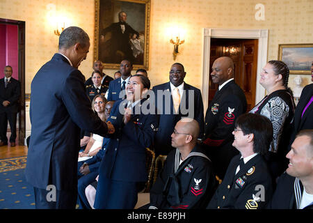 Präsident Barack Obama begrüßt Airman First Class Karen Mae Manalo mit anderen Staatsbürgerschaft Kandidaten im blauen Zimmer vor einem Stockfoto