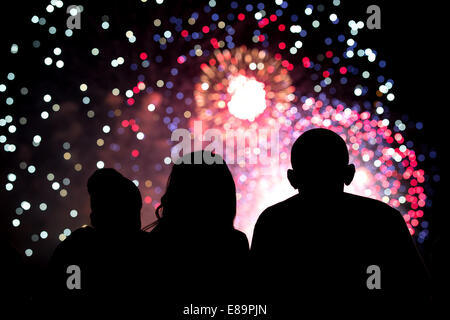 Präsident Barack Obama und First Lady Michelle Obama, Malia Obama, center, beobachten Sie die Fourth Of July Feuerwerk vom Dach des Stockfoto