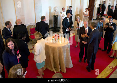 Präsident Barack Obama spricht mit Rep Chris Van Hollen, D-MD., während eine Mischung und mischen sich Rezeption mit Haus-Demokraten in der Kreuz-Saal des weißen Hauses, 16. Juli 2014. Stockfoto
