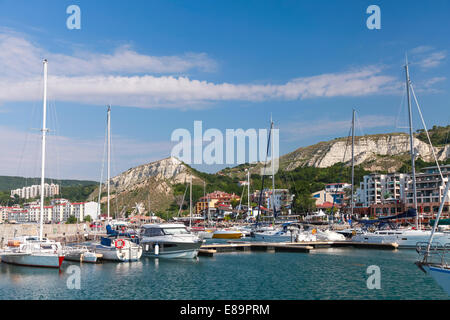 Yachten und Sportboote sind in der Marina von Balchik, Bulgarien festgemacht. Stockfoto