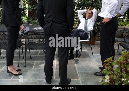 Präsident Barack Obama spricht mit Stabschef Denis McDonough, Recht, National Economic Council stellvertretender Direktor Brian Deese und Katie Beirne Fallon, Direktor des Office of Legislative Affairs, auf der Terrasse außerhalb des Oval Office, 18. Juli 2014 Stockfoto
