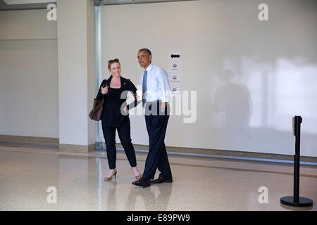 Präsident Barack Obama spricht mit Anita Breckenridge, stellvertretender Stabschef für Operationen, backstage bei Los Angeles Trade-Technical College in Los Angeles, Kalifornien, 24. Juli 2014. Stockfoto