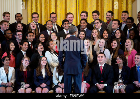 Präsident Barack Obama spricht mit der 2014 weiße Haus Sommer Intern Klasse vor posiert mit ihnen in ein Gruppenfoto im East Room des weißen Hauses, 29. Juli 2014 Stockfoto