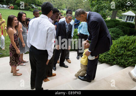 Präsident Barack Obama begrüßt Emmitt und Pat Smith und Familie und Team 22 STUFENPLATZ Rose Garden des weißen Hauses, 29. Juli 2104. Stockfoto